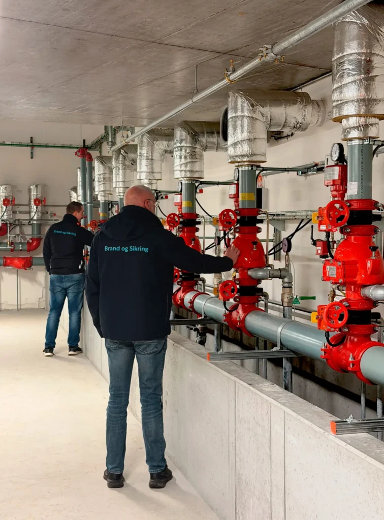 Medarbejdere fra Forenede Service arbejder med ejendomsdrift