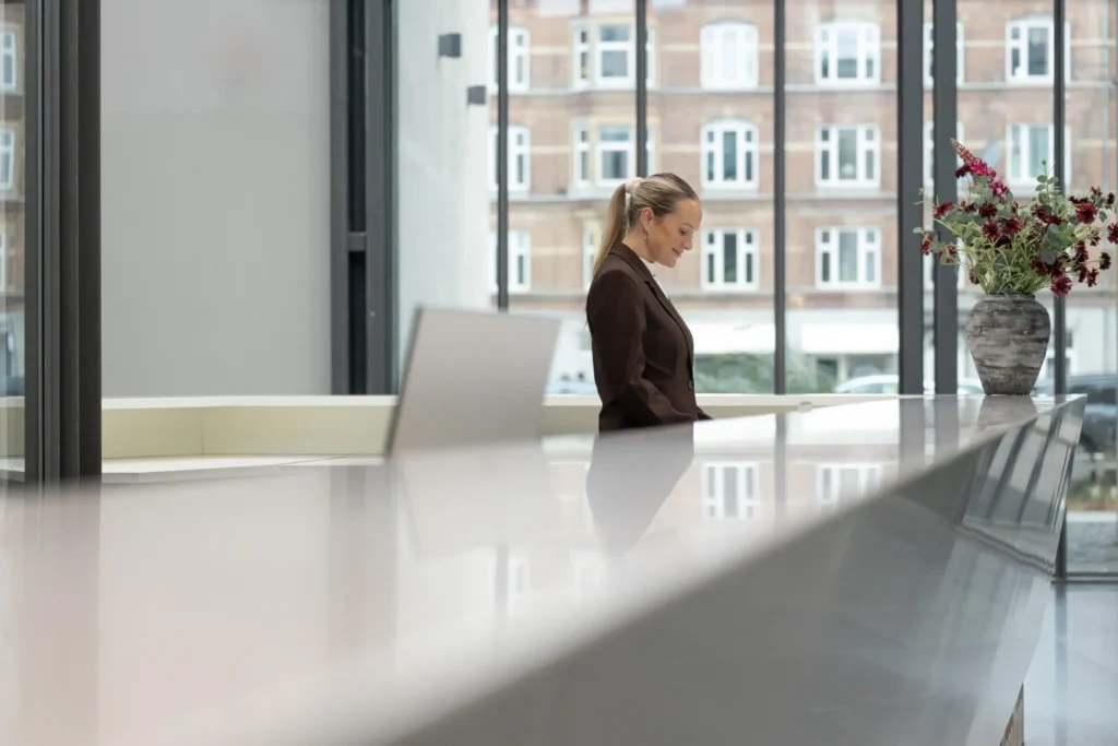 Reception og modtagelse hos Forenede Service