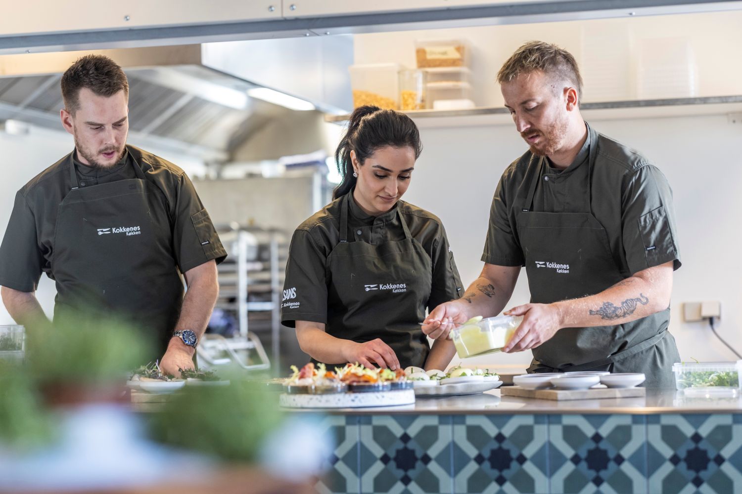 Medarbejder fra Kokkenes Køkken serverer mad