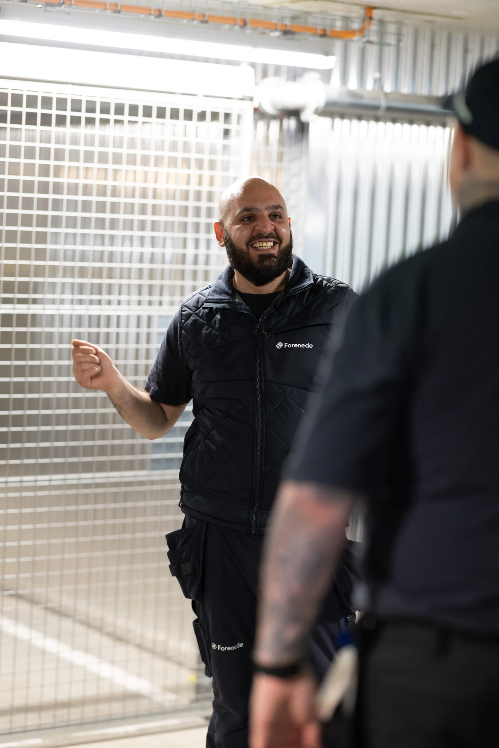 Medarbejder fra Forenede Service i gang med dagens opgaver